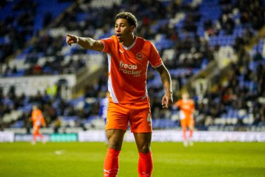 Blackpool 'dan Jordan Lawrence-Gabriel, 14 Aralık 2024' te İngiltere 'de oynanan Gökyüzü İddia Ligi 1 karşılaşmasında Seçilmiş Araba Kiralama Stadyumu' nda Reading 'e karşı Blackpool maçında talimat verdi.
