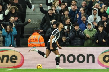 Newcastle United takımından Jacob Murphy, Premier League maçı Newcastle United ile Leicester City maçında 14 Aralık 2024 'te St.James' s Park, Newcastle 'da 4-0' lık galibiyetini kutluyor.