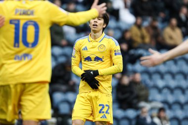 Leeds United takımından Ao Tanaka, 14 Aralık 2024 'te İngiltere' nin Deepdale kentinde oynanan Gökyüzü İddia Şampiyonası maçında serbest vuruş kararını protesto ediyor.