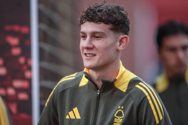 Nottingham Ormanı 'ndan Ryan Yates Premier Lig maçı sırasında Nottingham Forest, Aston Villa' ya karşı City Ground, Nottingham, Birleşik Krallık 'ta 14 Aralık 2024' te geldi.