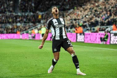 Newcastle United takımından Jacob Murphy, Premier League maçı Newcastle United ile Leicester City maçında 14 Aralık 2024 'te St.James' s Park, Newcastle 'da 1-0' lık galibiyetini kutluyor.