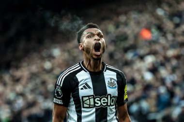 Newcastle United takımından Jacob Murphy, Premier League maçı Newcastle United ile Leicester City maçında 14 Aralık 2024 'te St.James' s Park, Newcastle 'da 1-0' lık galibiyetini kutluyor.