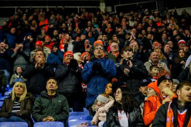 Blackpool taraftarları 14 Aralık 2024 'te İngiltere' nin Okurken Oto Kiralama Stadyumu 'nda oynanan Sky Bet 1 karşılaşmasını kutluyorlar.