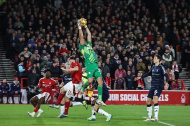 Aston Villa 'dan Emiliano Martnez Premier Lig maçı sırasında Nottingham Forest, Aston Villa' ya karşı City Ground, Nottingham, Birleşik Krallık 'ta 14 Aralık 2024' te yüksek topu kazanmak için sıçradı.