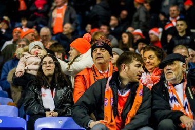 Blackpool taraftarları 14 Aralık 2024 'te İngiltere' nin Okurken Oto Kiralama Stadyumu 'nda oynanan Sky Bet 1 karşılaşmasını kutluyorlar.