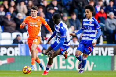 Blackpool 'dan Rob Apter, 14 Aralık 2024' te Birleşik Krallık 'taki Seçkin Araba Kiralama Stadyumu' nda oynanan Sky Bet 1 karşılaşmasında topu aldı.