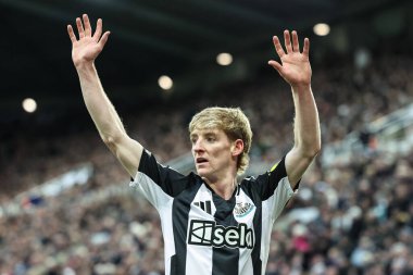 Newcastle United takımından Anthony Gordon, Premier Lig maçında St.James 's Park, Newcastle, İngiltere' de oynanan Newcastle United - Leicester City maçında bir köşe için işaret veriyor.