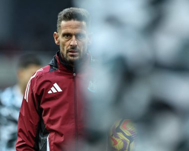 Newcastle United 'ın teknik direktör yardımcısı Jason Tindall Premier League maçı sırasında maç öncesi ısınma oturumunda Newcastle United ile Leicester City St. James' s Park, Newcastle, İngiltere, 14 Aralık 2024