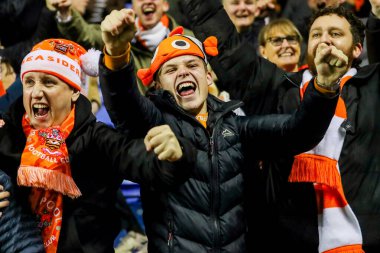 Blackpool taraftarları 14 Aralık 2024 'te İngiltere' nin Okurken Oto Kiralama Stadyumu 'nda oynanan Sky Bet 1 karşılaşmasını kutluyorlar.