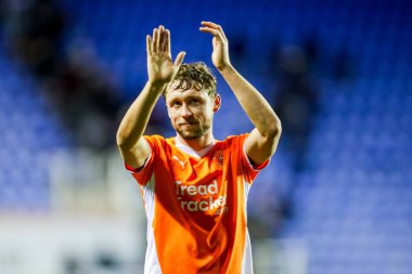 Blackpool 'dan Matthew Pennington, 14 Aralık 2024' te İngiltere 'de oynanan ve Blackpool' a karşı oynanan Gökyüzü İddia Ligi 1 karşılaşmasının ardından takımların kazandığı galibiyet sonrasında taraftarları kabul ediyor.