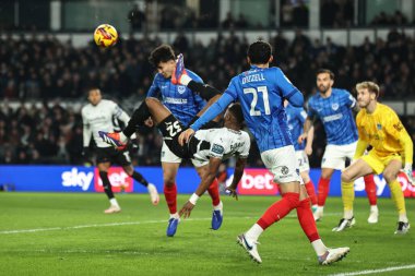 Derby County 'den Ebou Adams, 13 Aralık 2024' te İngiltere 'nin Derby Park Stadyumu' nda oynanan Gökyüzü İddia Şampiyonası maçında topu kaçırıyor.