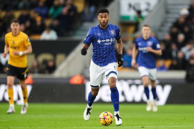 Ipswich Town 'dan Jens Cajuste, Premier Lig karşılaşmasında Wolverhampton Wanderers, Molineux, Wolverhampton, Birleşik Krallık' ta Ipswich Town 'a karşı 14 Aralık 2024' te top ile ilerliyor.