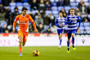 Blackpool 'dan Rob Apter, 14 Aralık 2024' te Birleşik Krallık 'taki Seçkin Araba Kiralama Stadyumu' nda oynanan Sky Bet 1 karşılaşmasında topu aldı.