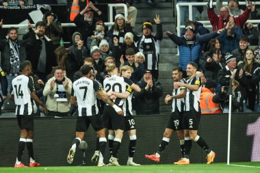 Newcastle United takımından Bruno Guimares, Premier League maçı Newcastle United ile Leicester City maçında 14 Aralık 2024 'te St. James' s Park, Newcastle, İngiltere 'de 2-0 kazanma hedefini kutluyor.