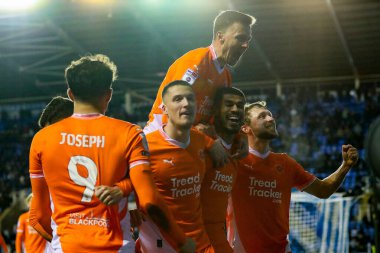 Blackpool 'dan Ashley Fletcher, 14 Aralık 2024' te İngiltere 'nin Reading şehrinde oynanan ve Blackpool' a karşı oynanan Gökyüzü İddia Ligi 1 karşılaşmasında takım arkadaşlarıyla 0-3 'lük galibiyetini kutluyor.