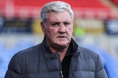 Blackpool 'dan Steve Bruce, 14 Aralık 2024' te İngiltere 'nin Oto Kiralama Stadyumu' nda oynanan Sky Bet 1 karşılaşması öncesinde Seçilmiş Araba Kiralama Stadyumu 'na geldi.