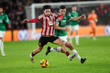 Sheffield United takımından Callum O 'Hare' e, 14 Aralık 2024 'te Sheffield Lane, Sheffield, İngiltere' de oynanan Sky Bet Şampiyonası maçında Plymouth Argyle 'a karşı Plymouth maçında Plymouth Argyle' dan Adam Randyle meydan okuyor.