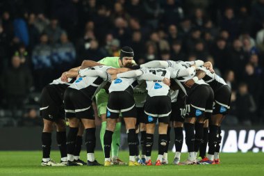 Derby, 13 Aralık 2024 'te İngiltere' nin Pride Park Stadyumu 'nda oynanan Gökyüzü İddia Şampiyonası maçında Derby County ve Portsmouth maçında bir araya geldi.