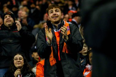 Blackpool taraftarları 14 Aralık 2024 'te İngiltere' nin Okurken Oto Kiralama Stadyumu 'nda oynanan Sky Bet 1 karşılaşmasını kutluyorlar.
