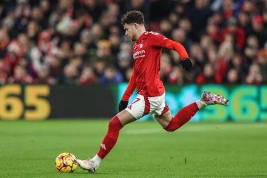 Nottingham Ormanı 'ndan Neco Williams Premier Lig maçı sırasında Nottingham Forest, Aston Villa' ya karşı City Ground, Nottingham, İngiltere 'de 14 Aralık 2024' te pas attı.