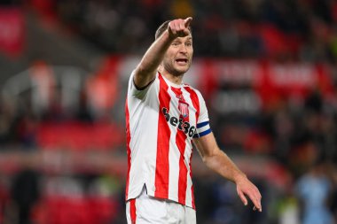 Stoke City 'den Ben Gibson, Stoke City - Cardiff City maçında takımına talimat veriyor. Bet365 Stadyumu, Stoke-on-Trent, Birleşik Krallık, 14 Aralık 2024