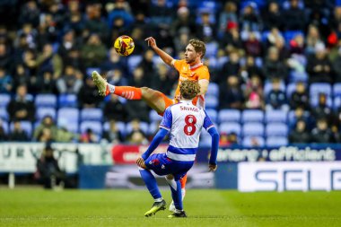 Blackpool 'dan Matthew Pennington, 14 Aralık 2024' te İngiltere 'nin Reading-Blackpool maçında topu kontrol ediyor.