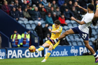 Leeds United 'dan Daniel James, Preston North End' den Kaine Kesler Hayden 'ı 14 Aralık 2024' te Deepdale, Preston, İngiltere 'de oynanan Sky Bet Şampiyonası maçında geçti.