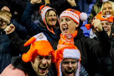Blackpool taraftarları 14 Aralık 2024 'te İngiltere' nin Okurken Oto Kiralama Stadyumu 'nda oynanan Sky Bet 1 karşılaşmasını kutluyorlar.