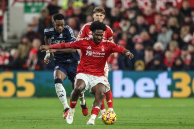 Nottingham Ormanı 'ndan Ola Aina Premier Lig maçı sırasında Nottingham Forest ile Aston Villa arasında 14 Aralık 2024' te Nottingham, İngiltere 'de oynanan City Ground, Nottingham maçında topu bırakıyor.