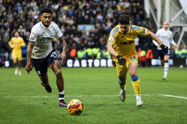 Leeds United 'dan Malikane Solomon, Preston North End' den Kaine Kesler Hayden 'ı 14 Aralık 2024' te Deepdale, Preston, İngiltere 'de Preston North End' e karşı Leeds United maçında geçiyor.