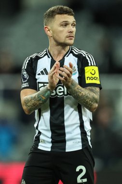 Newcastle United takımından Kieran Trippier, Premier League maçı Newcastle United 'a karşı Leicester City' nin 14 Aralık 2024 'te St. James' s Park, Newcastle, İngiltere 'de oynanan final düdüğünün ardından taraftarları alkışlıyor.