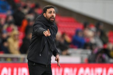 Stoke City Narkotik Müdürü takımına Stoke City - Cardiff City maçında talimat veriyor. Bet365 Stadyumu, Stoke-on-Trent, Birleşik Krallık, 14 Aralık 2024