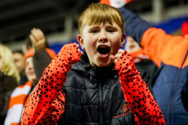 Blackpool taraftarları 14 Aralık 2024 'te İngiltere' nin Okurken Oto Kiralama Stadyumu 'nda oynanan Sky Bet 1 karşılaşmasını kutluyorlar.