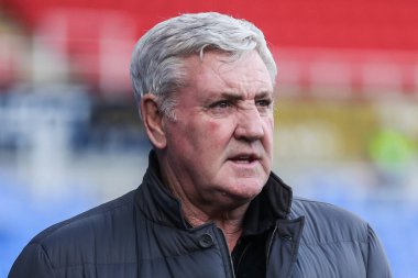 Blackpool 'dan Steve Bruce, 14 Aralık 2024' te İngiltere 'nin Oto Kiralama Stadyumu' nda oynanan Sky Bet 1 karşılaşması öncesinde Seçilmiş Araba Kiralama Stadyumu 'na geldi.