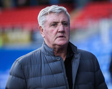 Blackpool 'dan Steve Bruce, 14 Aralık 2024' te İngiltere 'nin Oto Kiralama Stadyumu' nda oynanan Sky Bet 1 karşılaşması öncesinde Seçilmiş Araba Kiralama Stadyumu 'na geldi.