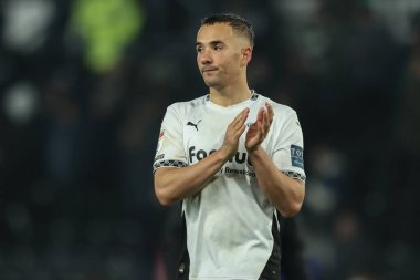 Derby County 'den Kane Wilson, 13 Aralık 2024' te İngiltere 'nin Pride Park Stadyumu' nda oynanan Sky Bet Şampiyonası maçında taraftarları alkışlıyor.