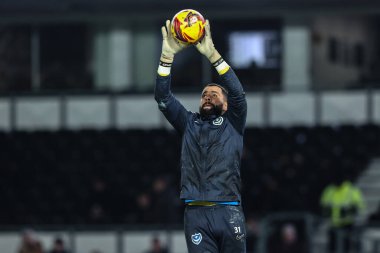 Portsmouth 'dan Jordan Archer 13 Aralık 2024' te İngiltere 'nin Pride Park Stadyumu' nda oynanan Gökyüzü Bet Şampiyonası maçında ısınma turunda Derby County ve Portsmouth karşı karşıya geldi.