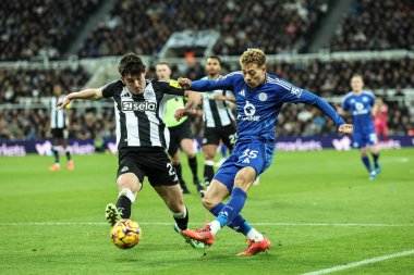 Leicester City 'den Kasey McAteer, Premier League karşılaşmasında Newcastle United ile Leicester City arasında 14 Aralık 2024' te St.James 's Park, Newcastle, İngiltere' de oynanan karşılaşmada Newcastle United 'dan Tino Livramento' nun baskısıyla topu çaprazlıyor.