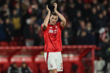 Nottingham Ormanı 'ndan Chris Wood, Premier League maçından sonra Nottingham Forest ile Aston Villa arasında oynanan City Ground, Nottingham, İngiltere' de 14 Aralık 2024 maçında taraftarları alkışlıyor.
