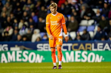 Blackpool 'dan Dom Ballard, 14 Aralık 2024' te İngiltere 'de oynanan ve Blackpool' a karşı oynanan Gökyüzü İddia Ligi 1 karşılaşmasında izliyor.