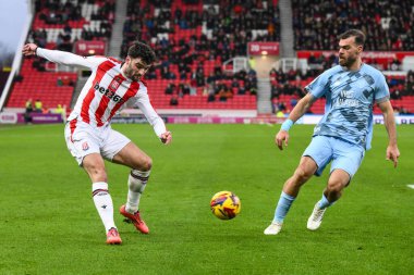 Stoke City 'den Thomas Cannon, Stoke City ile Cardiff City arasındaki 14 Aralık 2024' te oynanan Bet365 Stadyumu 'nda oynanan Gökyüzü İddia Şampiyonası maçında topu geçiyor.