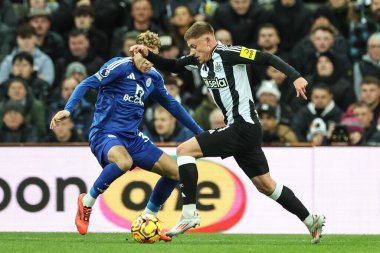 Newcastle United takımından Harvey Barnes, Premier Lig maçı Newcastle United 'a karşı Leicester City' nin 14 Aralık 2024 'te St. James' s Park, Newcastle 'da oynadığı maçta topu bırakıyor.