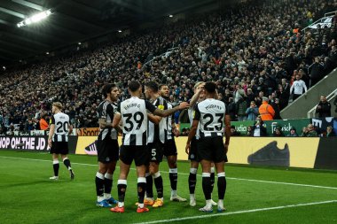 Newcastle United takımından Jacob Murphy, Premier League maçı Newcastle United ile Leicester City maçında 14 Aralık 2024 'te St.James' s Park, Newcastle 'da 1-0' lık galibiyetini kutluyor.