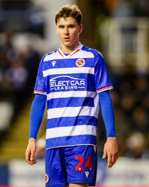 Reading 'den Tyler Bindon, Sky Bet 1 karşılaşmasında, 14 Aralık 2024' te Birleşik Krallık 'taki Seçilmiş Araba Kiralama Stadyumu' nda Reading 'e karşı Blackpool maçını izliyor.