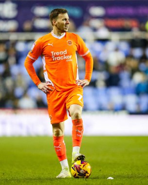 Blackpool 'dan Lee Evans, 14 Aralık 2024' te İngiltere 'de oynanan ve Blackpool' a karşı oynanan Gökyüzü İddia Ligi 1 karşılaşmasında izliyor.