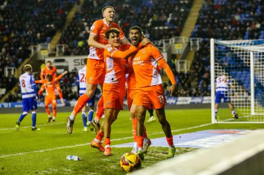 Blackpool 'dan Ashley Fletcher, 14 Aralık 2024' te İngiltere 'nin Reading şehrinde oynanan ve Blackpool' a karşı oynanan Gökyüzü İddia Ligi 1 karşılaşmasında takım arkadaşlarıyla 0-3 'lük galibiyetini kutluyor.