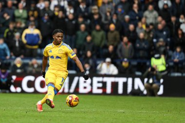 Leeds United takımından Largie Ramazani, 14 Aralık 2024 'te İngiltere' nin Deepdale kentinde oynanan Sky Bet Şampiyonası maçında topu ileri atıyor.
