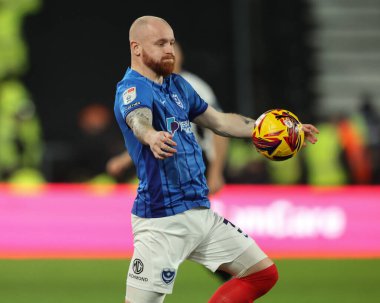 Portsmouth 'dan Connor Ogilvie, 13 Aralık 2024' te İngiltere 'nin Pride Park Stadyumu' nda oynanan Derby County-Portsmouth maçında topu kontrol ediyor.