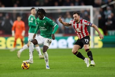 Plymouth Argyle takımından Darko Gyabi, Sheffield United ile Plymouth Argyle maçında Sheffield United 'ın 14 Aralık 2024' te Bramall Lane, Sheffield, Birleşik Krallık 'ta karşı karşıya geldiği maçta Sheffield United' dan Jack Robinson 'dan baskı görüyor.