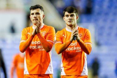 Blackpool 'dan Albie Morgan ve Rob Apter, 14 Aralık 2024' te İngiltere 'nin Reading kentinde oynanan Sky Bet 1 karşılaşmasının ardından takımların kazandığı galibiyet sonrasında taraftarlarını tanıdılar.